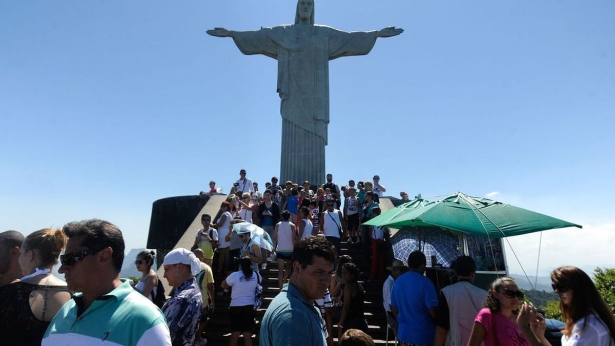 900832-dedo_cristo_redentor_danificado_por_raio_7820.jpg